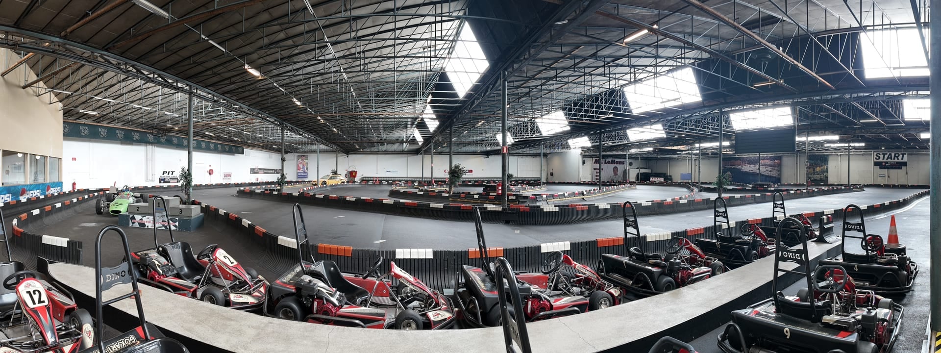 Karts klar ved banen til en kommende booking