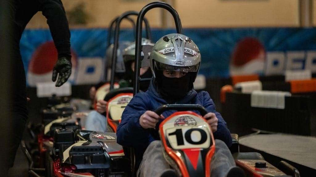 Ung kører i gokart nummer 10 på banen
