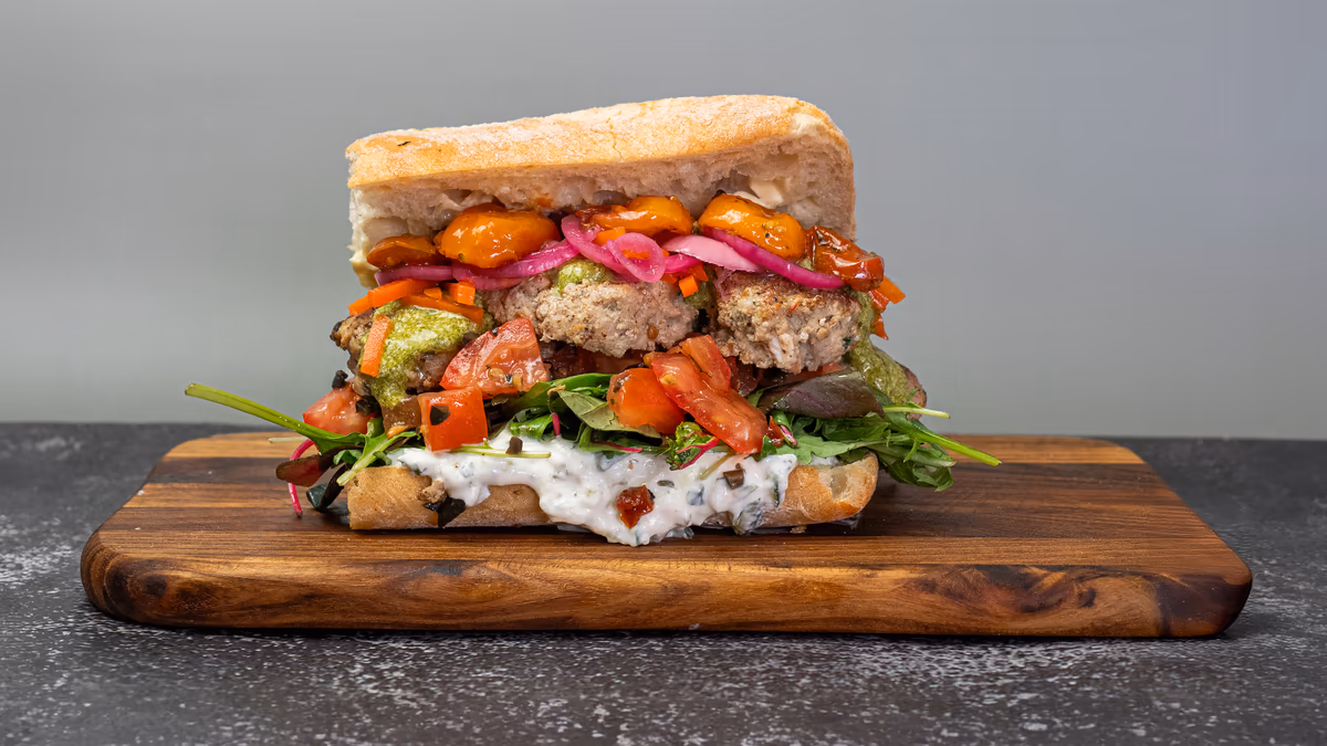 Græsk frikadellesandwich med tzatziki