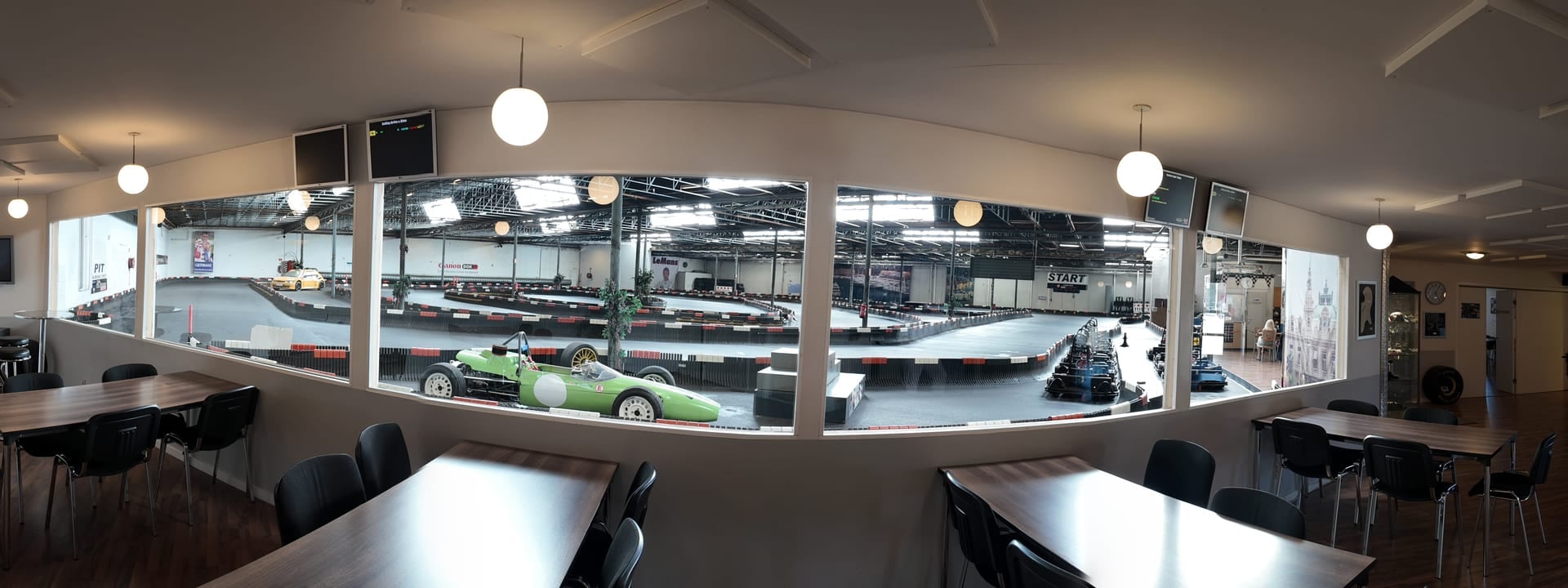 Café og lounge med udsigt over gokartbanen