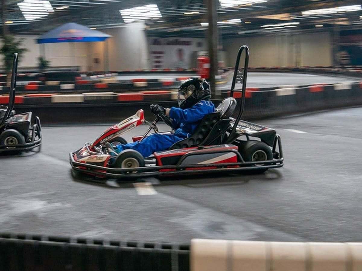 Gokart i fart gennem et indendørs sving