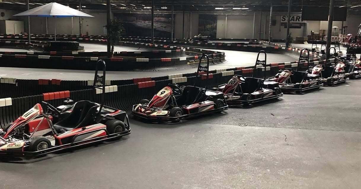 Gokarts stillet op på banen klar til race