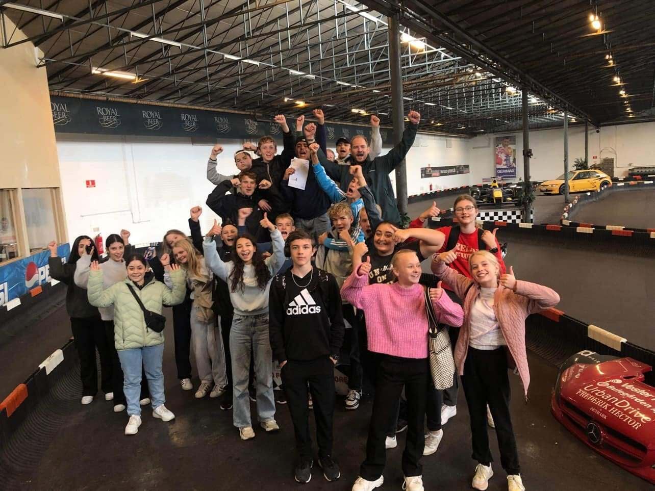 Skolegruppe fejrer ved gokartbanen