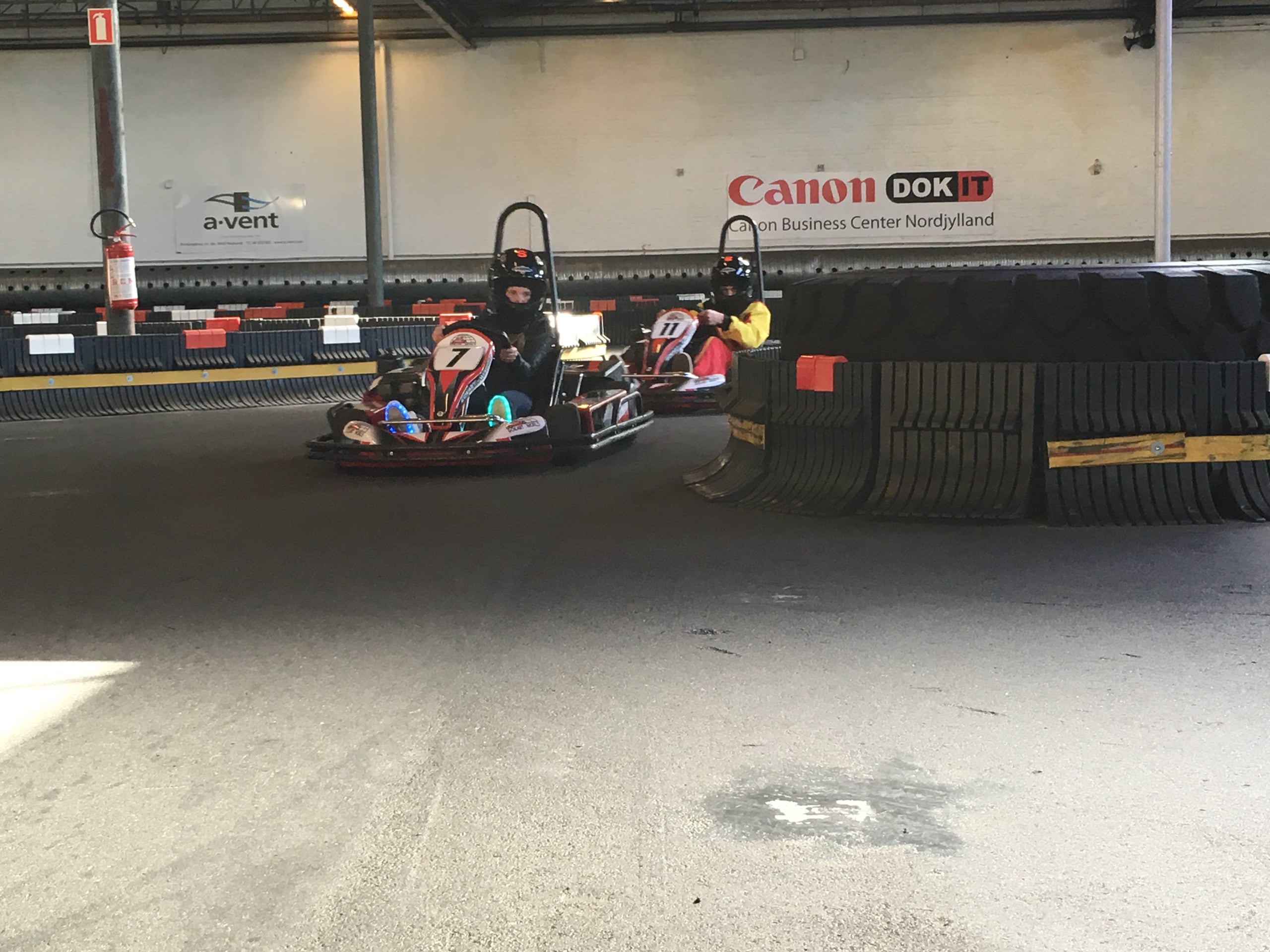 To gokarts i duel gennem et sving